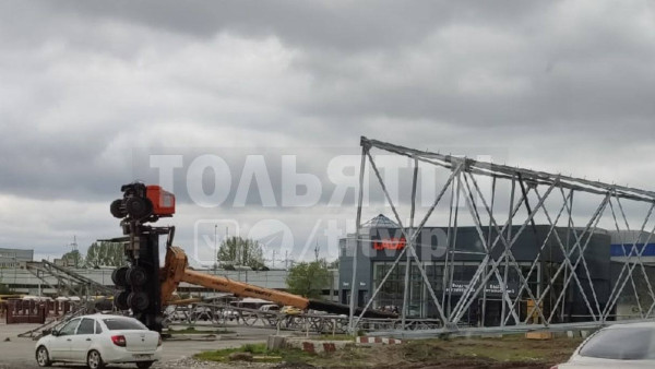 Встал на дыбы. При монтаже ЛЭП в Тольятти перевернулся автокран 