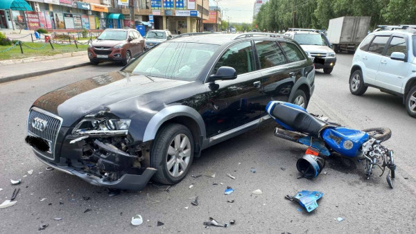 Лежал поломанный на асфальте: черный Audi врезался в мотоциклиста в Самарской области