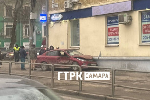 Красная иномарка влетела в здание: фото ДТП в центре Самары 7 декабря