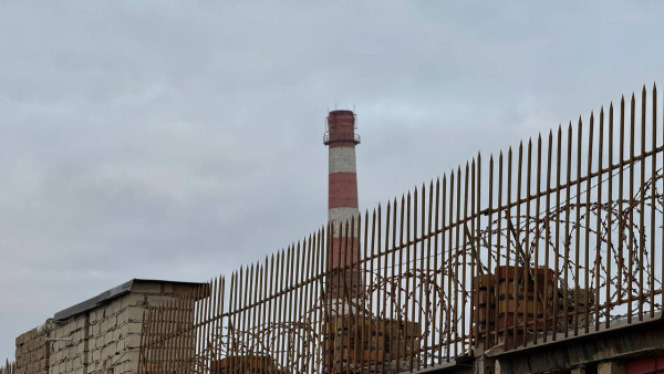 В Самарской области работник завода потерял два пальца при производстве ламината