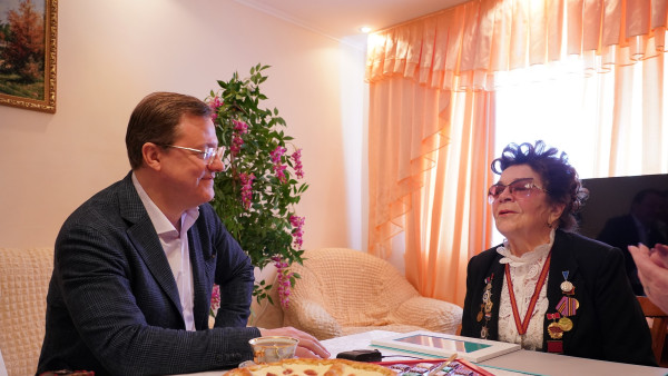 Дмитрий Азаров поздравил выдающегося педагога из Хрящевки с 90- летием