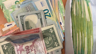В самарском аэропорту задержали женщину с десятками тысяч евро и долларов