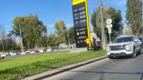 В Самаре мотоциклист попал в аварию на въезде на заправку