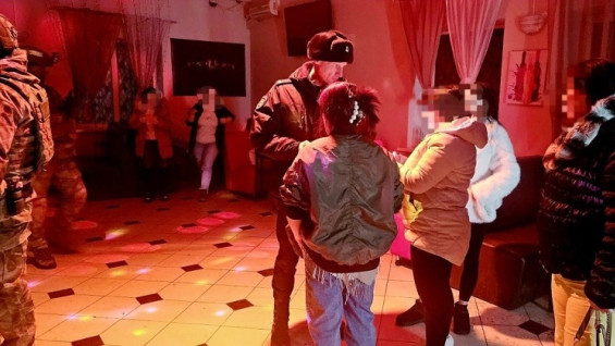 Полиция Самары задержала мигрантов и пьяную девушку-подростка в клубе