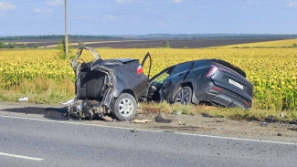 Появились кадры самарского ДТП с двумя погибшими в разорванном FIAT