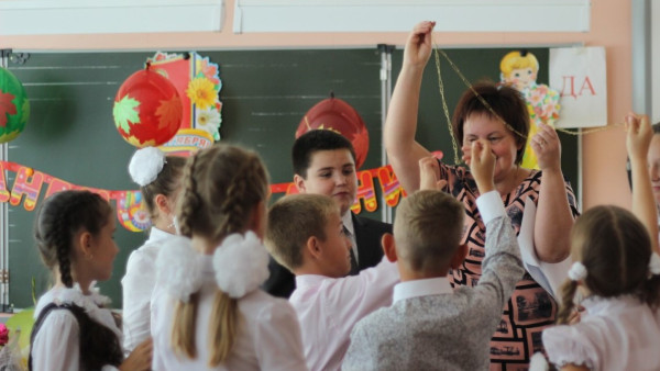 "Не повышать голос и иметь чувство юмора": школьники рассказали, каким должен быть идеальный учитель