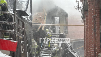 Появились кадры с места пожара в центре Самары 4 января 2026 года