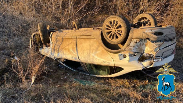 В Самаре Lada Vesta перевернула бетономешалку на Уральском шоссе