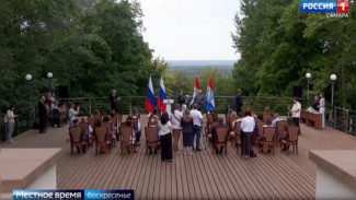 В преддверии Дня государственного флага губернатор Вячеслав Федорищев вручил паспорта юным гражданам России 