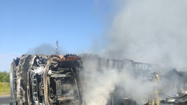 Груженая фура Dongfeng перевернулась и сгорела на трассе под Самарой