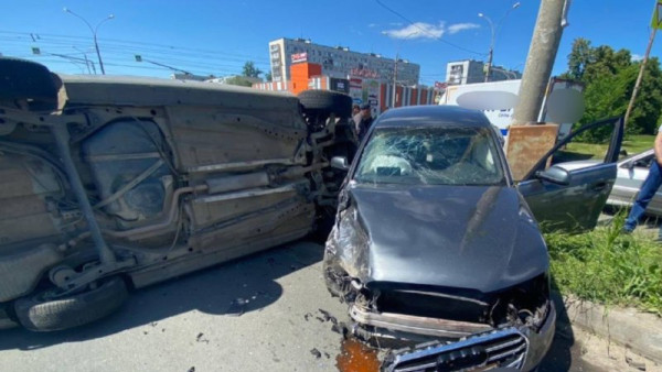 В Самарской области Opel совершил кульбит после столкновения с Audi