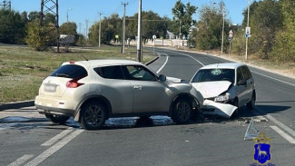 В Самарской области в столкновении Nissan и Lada пострадали два человека