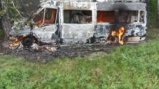Маршрутка Ford Transit загорелась после съезда в кювет под Самарой