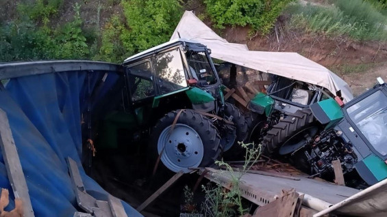 В Самарской области столкнулись иномарка и груженная тракторами фура
