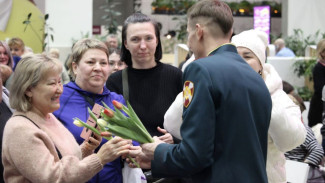 Женщин в Самаре поздравили с 8 Марта концертом духового оркестра в торговом центре