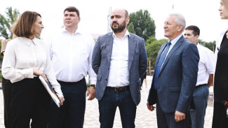 Газификация микрорайона, благоустройство парка, проблемный МКД: Вячеслав Федорищев посетил Нефтегорский район