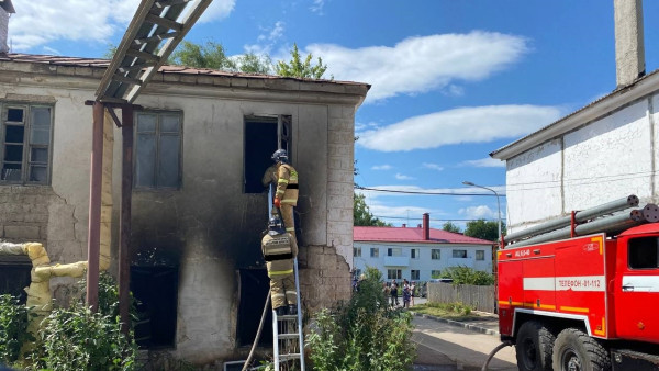 В Кинельском районе Самарской области вспыхнул дом 