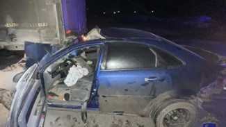 В Самарской области легковой автомобиль влетел под стоявший на трассе без "аварийки" грузовик