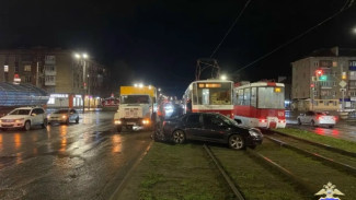 В Самаре легковой автомобиль столкнулся с трамваем, есть пострадавший