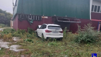 Элитный BMW X3 влетел в стену постройки под Самарой 