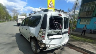 В Самаре незакрепленные профлисты с крыши Lada Largus спровоцировали ДТП с госпитализацией женщины