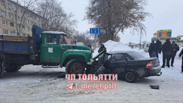 В Самарской области Приора почти исчезла под капотом грузовика