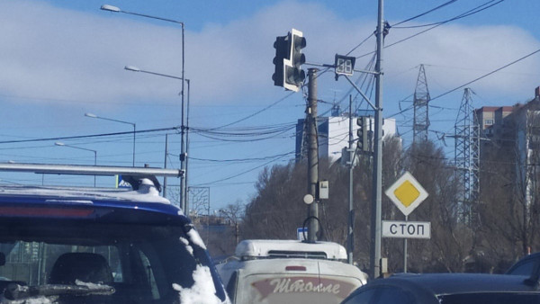 Под натиском ураганного ветра в Самаре развернуло светофоры