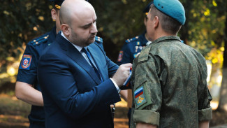 Самарский губернатор Вячеслав Федорищев наградил спецназовцев в День флага РФ   