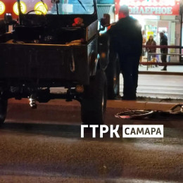 В центре Самары ретро-автомобиль столкнулся с велосипедистом на перекрёстке