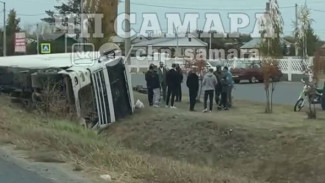 Под Самарой водитель фуры с лимонадом слетел в кювет из-за собаки