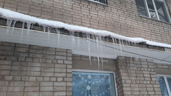 Самарцы фиксируют сход массивных сосулек с крыш