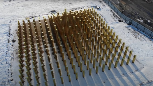 В Самаре строят девятиметровую пирамиду из золотых столбов в ноябре 2021 года