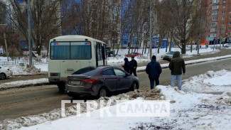 В Самаре ДТП с автобусом полностью парализовало движение по Солнечной. Фото