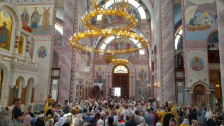 В Самаре сотни верующих собрались в Софийском соборе у мощей святителя Тихона