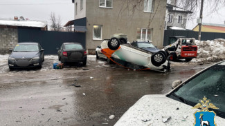 В Самаре водитель разбил машину каршеринга, налетел на  3 легковушки и перевернулся