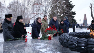 Самарцы почтили память бойцов, погибших год назад в Макеевке  
