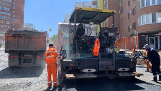 В Самаре на улице XXII Партсъезда финишный асфальт укладывают на дорожный «пирог» в 1 метр