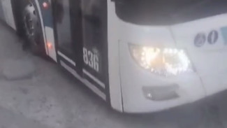 Нашла коса на камень: в Самаре новый низкопольный автобус вступил в бой со старой дорогой