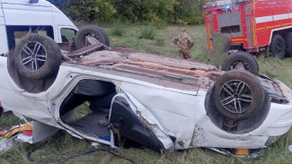 Самарским спасателям пришлось освобождать водителя из перевёрнутого автомобиля