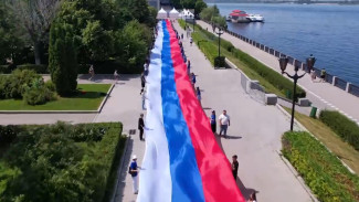 На самарской набережной развернули 700-метровый российский триколор