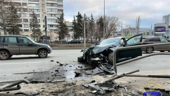 18-летний водитель на BMW снес ограждение на ул. Ново-Садовой в Самаре