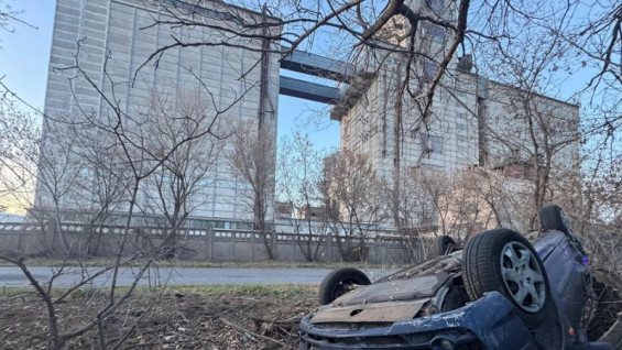 Под Самарой 48-летний водитель ВИС без прав уронил груз и перевернул Hyundai