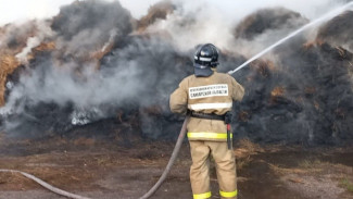 Под Самарой пожар охватил 600 тонн сена