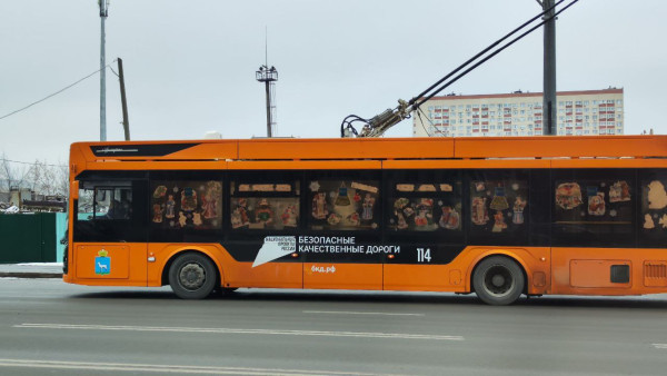 В Самаре троллейбус №4 украсили к Новому году серпантинами и мишурой