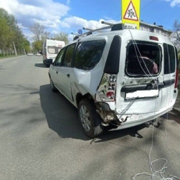 В Самаре незакрепленные профлисты с крыши Lada Largus спровоцировали ДТП с госпитализацией женщины