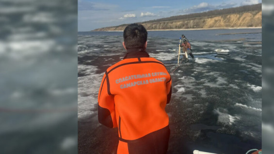 В Самарской области спасли двоих рыбаков на отколовшейся льдине 