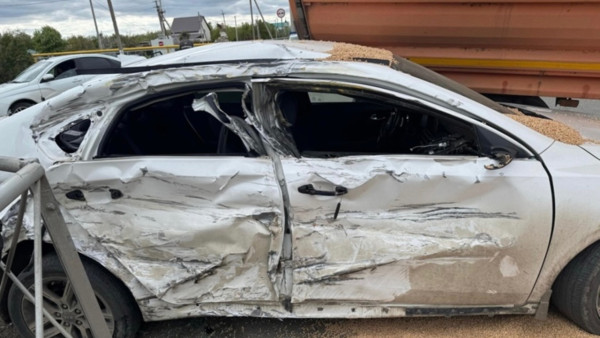 Под Самарой иномарка попала под КамАЗ