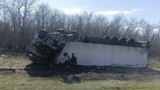 Фура «Volvo» перевернулась колесами вверх на трассе М-5 под Самарой