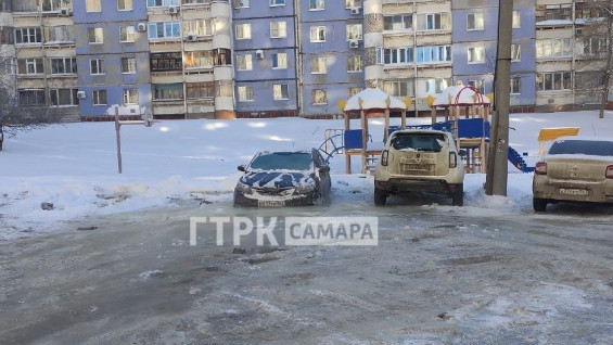 В Самаре машины вмерзли в лед из-за коммунальной аварии на Шверника