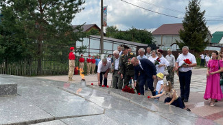 Глава Самарской области Вячеслав Федорищев возложил цветы к мемориалу семье Володичкиных